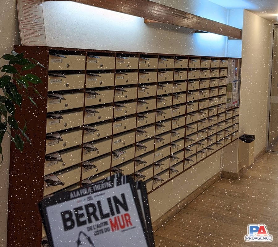 Distribution flyers  Berlin, de l'autre côté du mur Paris ProAgence